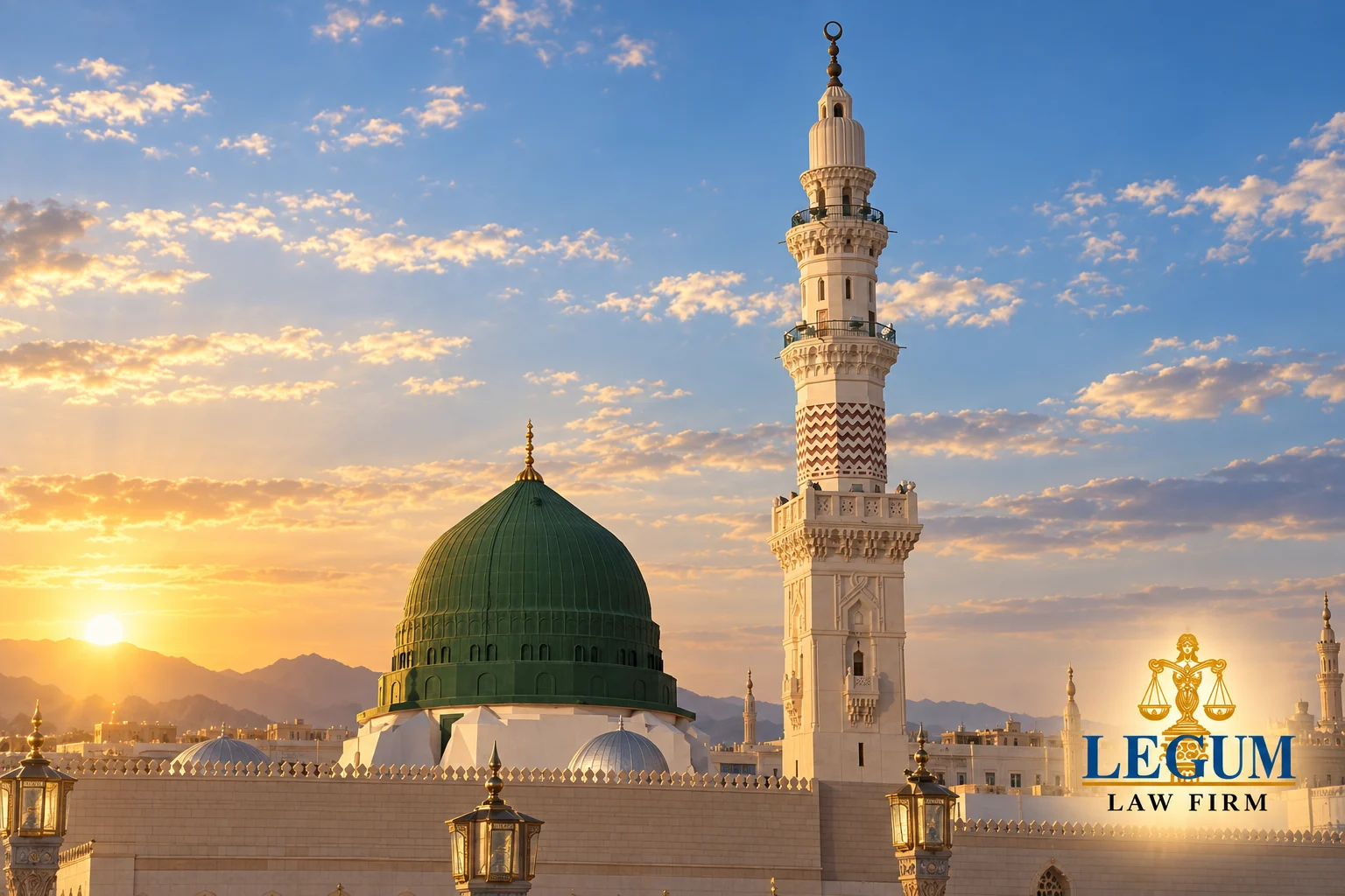 日出时分先知清真寺的绿色穹顶和宣礼塔,配有 Legum 律师事务所标志